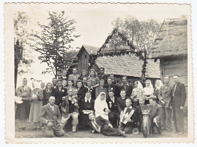 Jaunavedžiai su draugais ir giminaičiais Žiližių kaime. Su akordeonu rankose – Stanislovas Anilionis